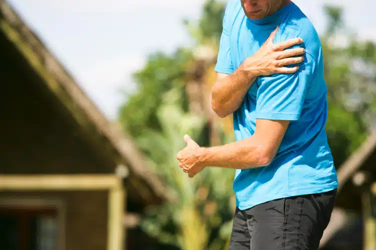 man experiencing golfer's elbow