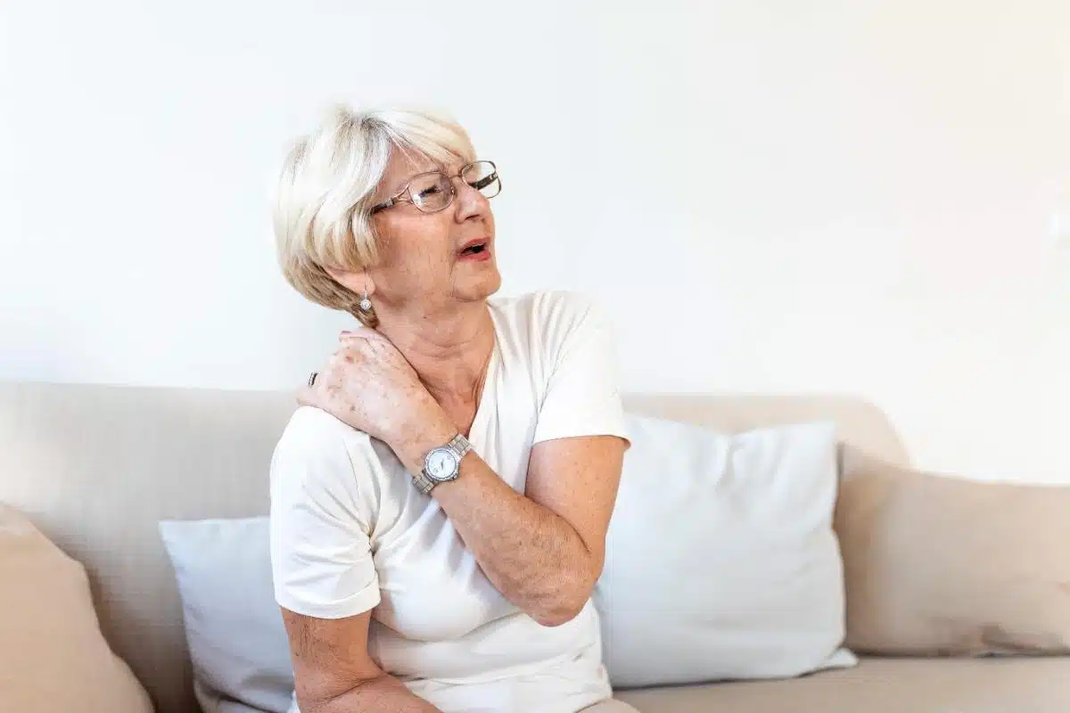 elderly woman experiencing pain through her shoulder