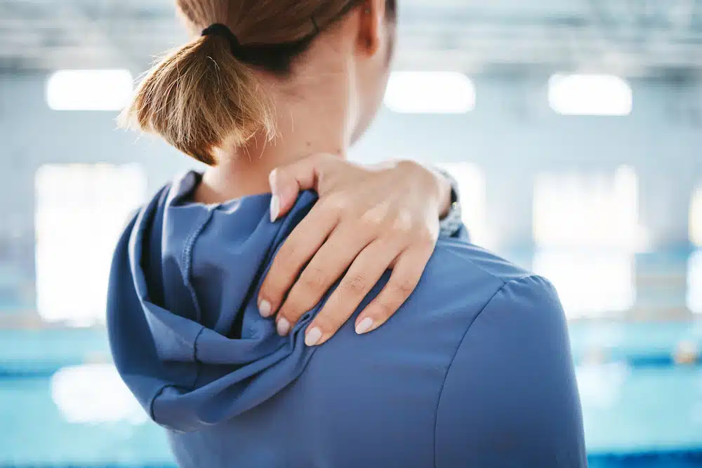 woman experiencing shoulder pain