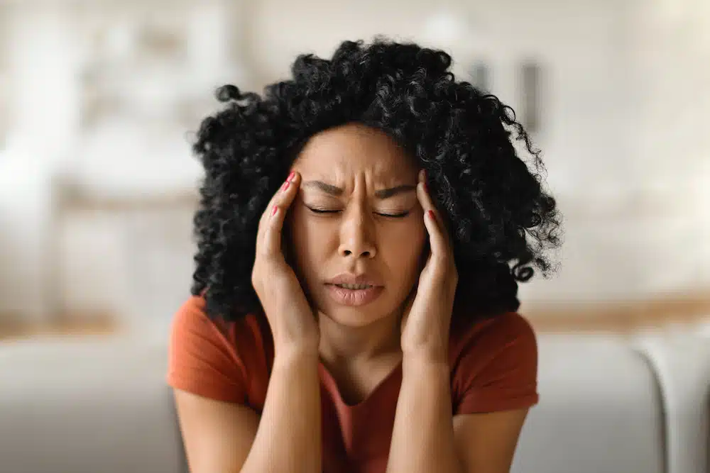 woman experiencing migraine 